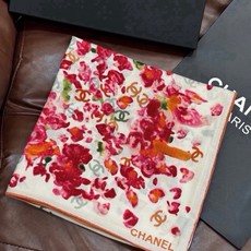 🌸·春日碎花 Chanel 140丝绒双面披肩 新款碎花花披肩 超级有氛围感 135*135cm的大尺寸 配色太好看了 🌸·春日碎花 Chanel 140丝绒双面披肩 新款碎花花披肩 超级有氛围感 135*135cm的大尺寸 配色太好看了