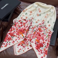 🌸·春日碎花 Chanel 140丝绒双面披肩 新款碎花花披肩 超级有氛围感 135*135cm的大尺寸 配色太好看了 🌸·春日碎花 Chanel 140丝绒双面披肩 新款碎花花披肩 超级有氛围感 135*135cm的大尺寸 配色太好看了