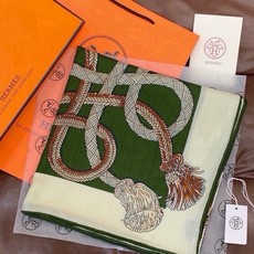 💟上新💞【双面同色丝绒方巾】手工卷边山羊绒和真丝混纺披肩(70%山羊绒,30%桑蚕丝) 这款披肩采用经典山羊绒和真丝混纺 💟上新💞【双面同色丝绒方巾】手工卷边山羊绒和真丝混纺披肩(70%山羊绒,30%桑蚕丝) 这款披肩采用经典山羊绒和真丝混纺