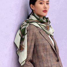 💟上新💞【双面同色丝绒方巾】手工卷边山羊绒和真丝混纺披肩(70%山羊绒,30%桑蚕丝) 这款披肩采用经典山羊绒和真丝混纺 💟上新💞【双面同色丝绒方巾】手工卷边山羊绒和真丝混纺披肩(70%山羊绒,30%桑蚕丝) 这款披肩采用经典山羊绒和真丝混纺