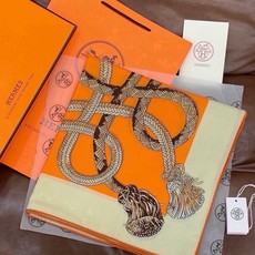 💟上新💞【双面同色丝绒方巾】手工卷边山羊绒和真丝混纺披肩(70%山羊绒,30%桑蚕丝) 这款披肩采用经典山羊绒和真丝混纺 💟上新💞【双面同色丝绒方巾】手工卷边山羊绒和真丝混纺披肩(70%山羊绒,30%桑蚕丝) 这款披肩采用经典山羊绒和真丝混纺