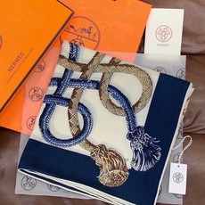 💟上新💞【双面同色丝绒方巾】手工卷边山羊绒和真丝混纺披肩(70%山羊绒,30%桑蚕丝) 这款披肩采用经典山羊绒和真丝混纺 💟上新💞【双面同色丝绒方巾】手工卷边山羊绒和真丝混纺披肩(70%山羊绒,30%桑蚕丝) 这款披肩采用经典山羊绒和真丝混纺