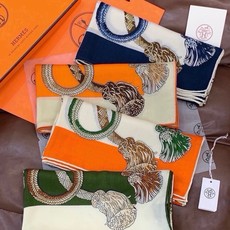 💟上新💞【双面同色丝绒方巾】手工卷边山羊绒和真丝混纺披肩(70%山羊绒,30%桑蚕丝) 这款披肩采用经典山羊绒和真丝混纺 💟上新💞【双面同色丝绒方巾】手工卷边山羊绒和真丝混纺披肩(70%山羊绒,30%桑蚕丝) 这款披肩采用经典山羊绒和真丝混纺