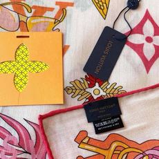 LV x TM 140披肩 【140顶级丝绒双面同色披肩】 本款L Multicolor披肩出自路易威登与知名日本艺术家 LV x TM 140披肩 【140顶级丝绒双面同色披肩】 本款L Multicolor披肩出自路易威登与知名日本艺术家