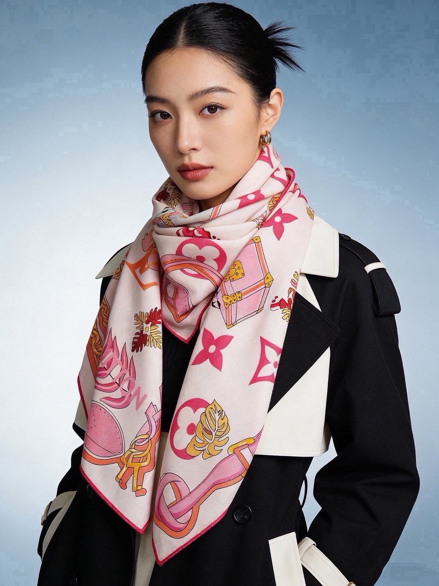 LV x TM 140披肩 【140顶级丝绒双面同色披肩】 本款L Multicolor披肩出自路易威登与知名日本艺术家 LV x TM 140披肩 【140顶级丝绒双面同色披肩】 本款L Multicolor披肩出自路易威登与知名日本艺术家