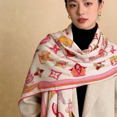 LV x TM 140披肩 【140顶级丝绒双面同色披肩】 本款L Multicolor披肩出自路易威登与知名日本艺术家 LV x TM 140披肩 【140顶级丝绒双面同色披肩】 本款L Multicolor披肩出自路易威登与知名日本艺术家