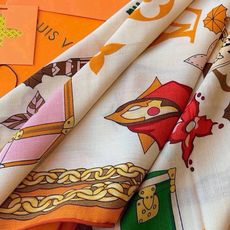 LV x TM 140披肩 【140顶级丝绒双面同色披肩】 本款L Multicolor披肩出自路易威登与知名日本艺术家 LV x TM 140披肩 【140顶级丝绒双面同色披肩】 本款L Multicolor披肩出自路易威登与知名日本艺术家