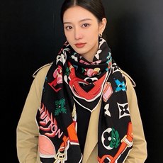 LV x TM 140披肩 【140顶级丝绒双面同色披肩】 本款L Multicolor披肩出自路易威登与知名日本艺术家 LV x TM 140披肩 【140顶级丝绒双面同色披肩】 本款L Multicolor披肩出自路易威登与知名日本艺术家