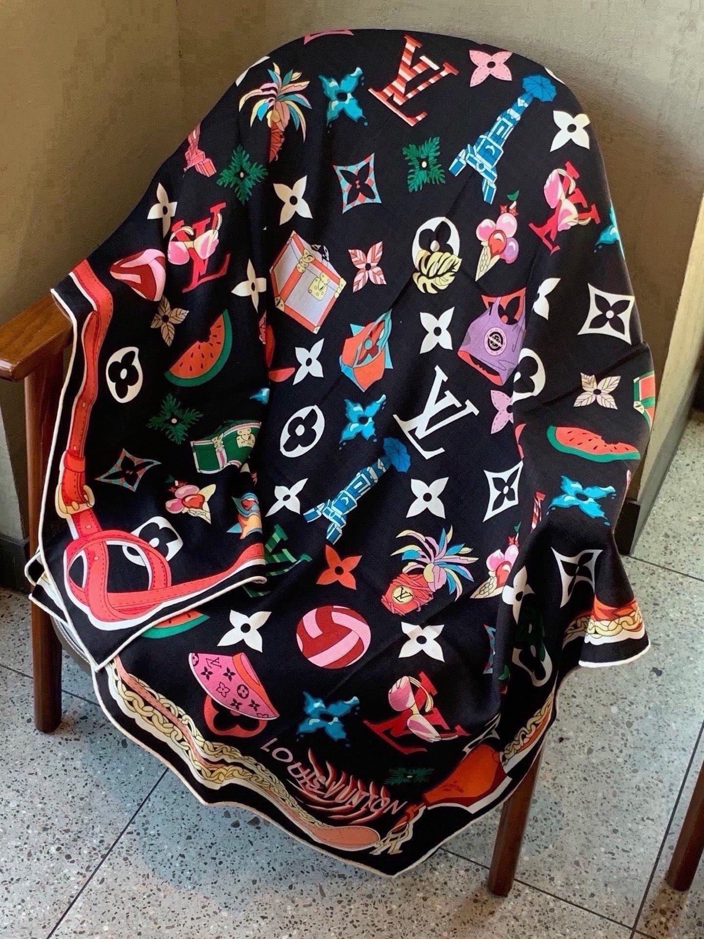 LV x TM 140披肩 【140顶级丝绒双面同色披肩】 本款L Multicolor披肩出自路易威登与知名日本艺术家
