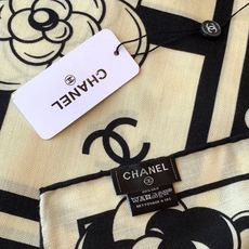高级成衣系列~Chanel 【140双面同色丝绒披肩】 此系列谱写一曲自由轻灵的赞歌 本系列作品创新演绎品牌的风格符号 高级成衣系列~Chanel 【140双面同色丝绒披肩】 此系列谱写一曲自由轻灵的赞歌 本系列作品创新演绎品牌的风格符号