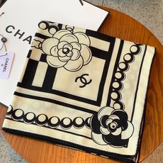 高级成衣系列~Chanel 【140双面同色丝绒披肩】 此系列谱写一曲自由轻灵的赞歌 本系列作品创新演绎品牌的风格符号 高级成衣系列~Chanel 【140双面同色丝绒披肩】 此系列谱写一曲自由轻灵的赞歌 本系列作品创新演绎品牌的风格符号