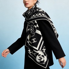 高级成衣系列~Chanel 【140双面同色丝绒披肩】 此系列谱写一曲自由轻灵的赞歌 本系列作品创新演绎品牌的风格符号 高级成衣系列~Chanel 【140双面同色丝绒披肩】 此系列谱写一曲自由轻灵的赞歌 本系列作品创新演绎品牌的风格符号