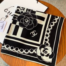 高级成衣系列~Chanel 【140双面同色丝绒披肩】 此系列谱写一曲自由轻灵的赞歌 本系列作品创新演绎品牌的风格符号 高级成衣系列~Chanel 【140双面同色丝绒披肩】 此系列谱写一曲自由轻灵的赞歌 本系列作品创新演绎品牌的风格符号