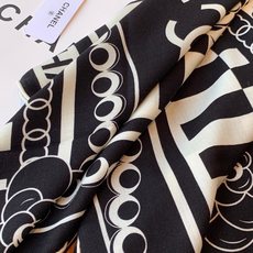 高级成衣系列~Chanel 【140双面同色丝绒披肩】 此系列谱写一曲自由轻灵的赞歌 本系列作品创新演绎品牌的风格符号 高级成衣系列~Chanel 【140双面同色丝绒披肩】 此系列谱写一曲自由轻灵的赞歌 本系列作品创新演绎品牌的风格符号