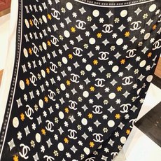 香奈儿上新❤️ 【Chanel】 经典茶花优雅Coco风,Chanel最新丝绒大方巾~气质到骨子里,香奶奶新一季的面料 香奈儿上新❤️ 【Chanel】 经典茶花优雅Coco风,Chanel最新丝绒大方巾~气质到骨子里,香奶奶新一季的面料