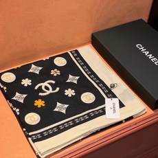 香奈儿上新❤️ 【Chanel】 经典茶花优雅Coco风,Chanel最新丝绒大方巾~气质到骨子里,香奶奶新一季的面料 香奈儿上新❤️ 【Chanel】 经典茶花优雅Coco风,Chanel最新丝绒大方巾~气质到骨子里,香奶奶新一季的面料