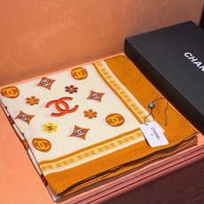 香奈儿上新❤️ 【Chanel】 经典茶花优雅Coco风,Chanel最新丝绒大方巾~气质到骨子里,香奶奶新一季的面料 香奈儿上新❤️ 【Chanel】 经典茶花优雅Coco风,Chanel最新丝绒大方巾~气质到骨子里,香奶奶新一季的面料