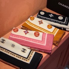 香奈儿上新❤️ 【Chanel】 经典茶花优雅Coco风,Chanel最新丝绒大方巾~气质到骨子里,香奶奶新一季的面料 香奈儿上新❤️ 【Chanel】 经典茶花优雅Coco风,Chanel最新丝绒大方巾~气质到骨子里,香奶奶新一季的面料