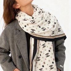 香奈儿上新❤️ 【Chanel】 经典茶花优雅Coco风,Chanel最新丝绒大方巾~气质到骨子里,香奶奶新一季的面料 香奈儿上新❤️ 【Chanel】 经典茶花优雅Coco风,Chanel最新丝绒大方巾~气质到骨子里,香奶奶新一季的面料