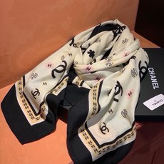 香奈儿上新❤️ 【Chanel】 经典茶花优雅Coco风,Chanel最新丝绒大方巾~气质到骨子里,香奶奶新一季的面料 香奈儿上新❤️ 【Chanel】 经典茶花优雅Coco风,Chanel最新丝绒大方巾~气质到骨子里,香奶奶新一季的面料