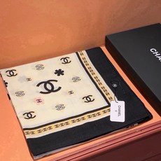 香奈儿上新❤️ 【Chanel】 经典茶花优雅Coco风,Chanel最新丝绒大方巾~气质到骨子里,香奶奶新一季的面料 香奈儿上新❤️ 【Chanel】 经典茶花优雅Coco风,Chanel最新丝绒大方巾~气质到骨子里,香奶奶新一季的面料