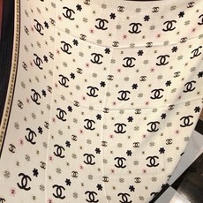 香奈儿上新❤️ 【Chanel】 经典茶花优雅Coco风,Chanel最新丝绒大方巾~气质到骨子里,香奶奶新一季的面料 香奈儿上新❤️ 【Chanel】 经典茶花优雅Coco风,Chanel最新丝绒大方巾~气质到骨子里,香奶奶新一季的面料
