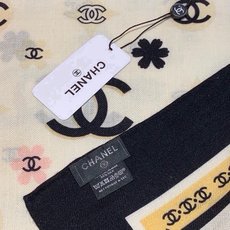 香奈儿上新❤️ 【Chanel】 经典茶花优雅Coco风,Chanel最新丝绒大方巾~气质到骨子里,香奶奶新一季的面料 香奈儿上新❤️ 【Chanel】 经典茶花优雅Coco风,Chanel最新丝绒大方巾~气质到骨子里,香奶奶新一季的面料