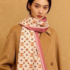 香奈儿上新❤️ 【Chanel】 经典茶花优雅Coco风,Chanel最新丝绒大方巾~气质到骨子里,香奶奶新一季的面料 香奈儿上新❤️ 【Chanel】 经典茶花优雅Coco风,Chanel最新丝绒大方巾~气质到骨子里,香奶奶新一季的面料