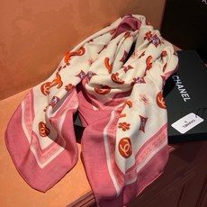 香奈儿上新❤️ 【Chanel】 经典茶花优雅Coco风,Chanel最新丝绒大方巾~气质到骨子里,香奶奶新一季的面料 香奈儿上新❤️ 【Chanel】 经典茶花优雅Coco风,Chanel最新丝绒大方巾~气质到骨子里,香奶奶新一季的面料