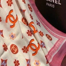 香奈儿上新❤️ 【Chanel】 经典茶花优雅Coco风,Chanel最新丝绒大方巾~气质到骨子里,香奶奶新一季的面料 香奈儿上新❤️ 【Chanel】 经典茶花优雅Coco风,Chanel最新丝绒大方巾~气质到骨子里,香奶奶新一季的面料