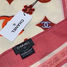 香奈儿上新❤️ 【Chanel】 经典茶花优雅Coco风,Chanel最新丝绒大方巾~气质到骨子里,香奶奶新一季的面料 香奈儿上新❤️ 【Chanel】 经典茶花优雅Coco风,Chanel最新丝绒大方巾~气质到骨子里,香奶奶新一季的面料