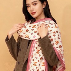 香奈儿上新❤️ 【Chanel】 经典茶花优雅Coco风,Chanel最新丝绒大方巾~气质到骨子里,香奶奶新一季的面料 香奈儿上新❤️ 【Chanel】 经典茶花优雅Coco风,Chanel最新丝绒大方巾~气质到骨子里,香奶奶新一季的面料