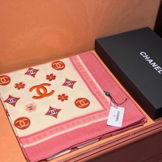 香奈儿上新❤️ 【Chanel】 经典茶花优雅Coco风,Chanel最新丝绒大方巾~气质到骨子里,香奶奶新一季的面料 香奈儿上新❤️ 【Chanel】 经典茶花优雅Coco风,Chanel最新丝绒大方巾~气质到骨子里,香奶奶新一季的面料