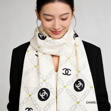 高级成衣系列~Chanel 【140双面同色丝绒披肩】 此系列谱写一曲自由轻灵的赞歌 本系列作品创新演绎品牌的风格符号 高级成衣系列~Chanel 【140双面同色丝绒披肩】 此系列谱写一曲自由轻灵的赞歌 本系列作品创新演绎品牌的风格符号