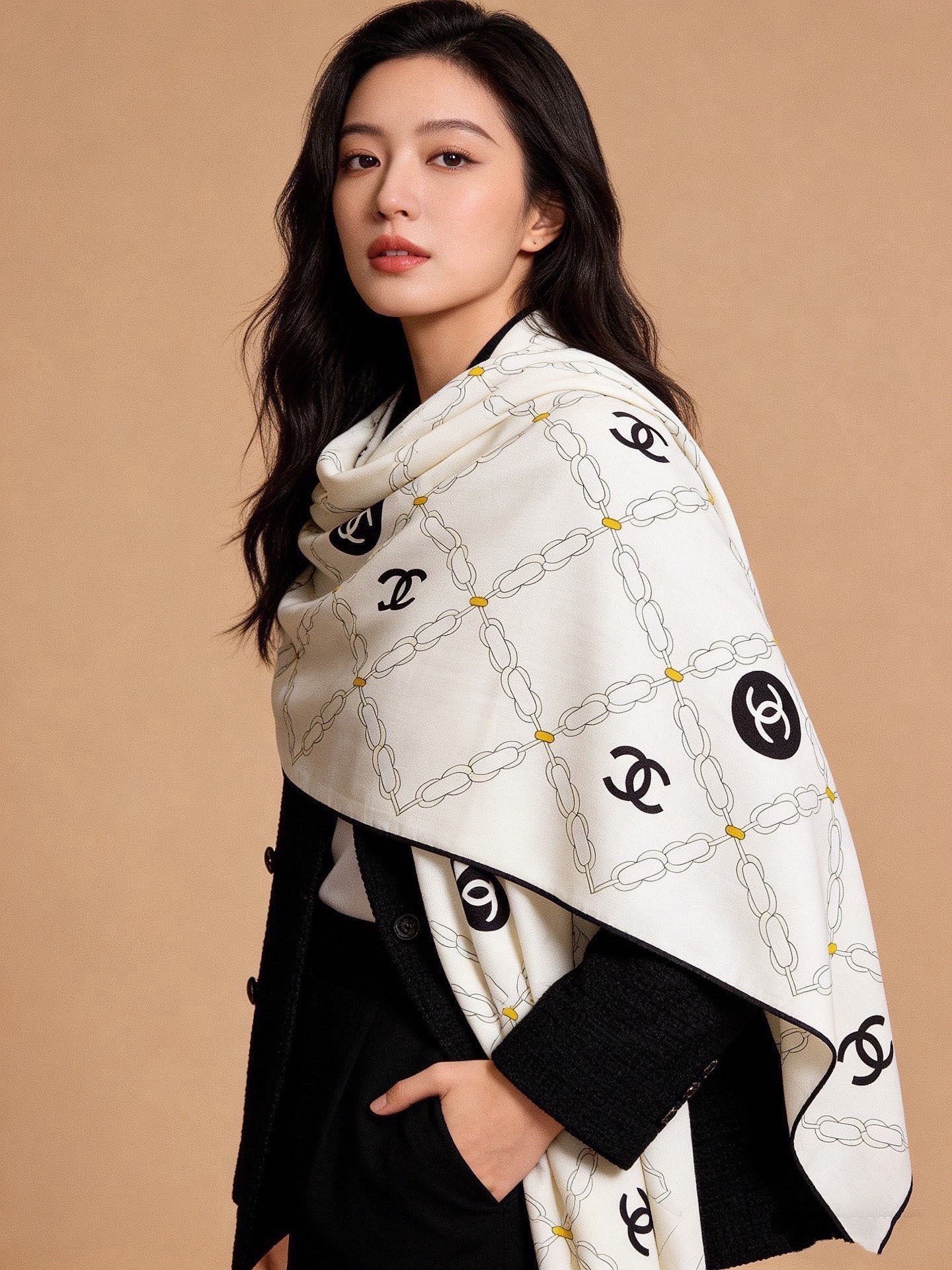 高级成衣系列～Chanel  【140双面同色丝绒披肩】 此系列谱写一曲自由轻灵的赞歌 本系列作品创新演绎品牌的风格符号