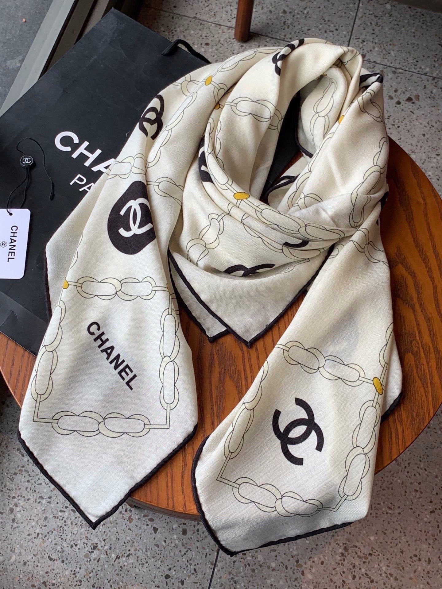 高级成衣系列～Chanel  【140双面同色丝绒披肩】 此系列谱写一曲自由轻灵的赞歌 本系列作品创新演绎品牌的风格符号