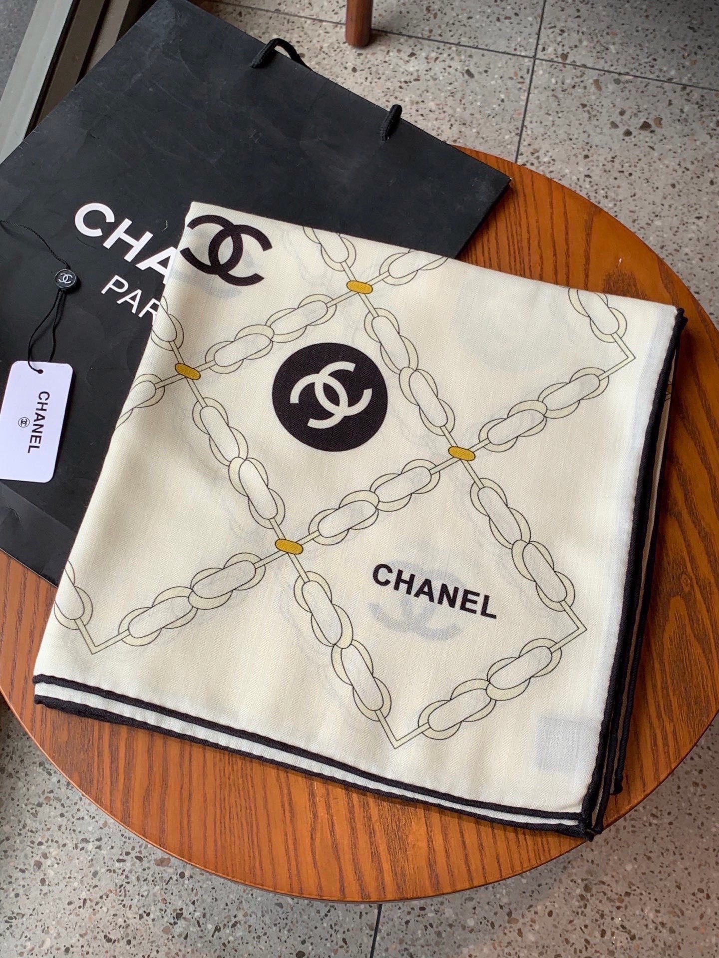 高级成衣系列～Chanel  【140双面同色丝绒披肩】 此系列谱写一曲自由轻灵的赞歌 本系列作品创新演绎品牌的风格符号