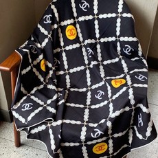高级成衣系列~Chanel 【140双面同色丝绒披肩】 此系列谱写一曲自由轻灵的赞歌 本系列作品创新演绎品牌的风格符号 高级成衣系列~Chanel 【140双面同色丝绒披肩】 此系列谱写一曲自由轻灵的赞歌 本系列作品创新演绎品牌的风格符号