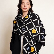 高级成衣系列~Chanel 【140双面同色丝绒披肩】 此系列谱写一曲自由轻灵的赞歌 本系列作品创新演绎品牌的风格符号 高级成衣系列~Chanel 【140双面同色丝绒披肩】 此系列谱写一曲自由轻灵的赞歌 本系列作品创新演绎品牌的风格符号