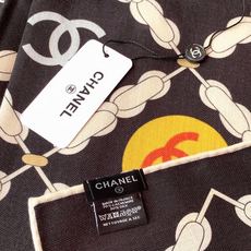 高级成衣系列~Chanel 【140双面同色丝绒披肩】 此系列谱写一曲自由轻灵的赞歌 本系列作品创新演绎品牌的风格符号 高级成衣系列~Chanel 【140双面同色丝绒披肩】 此系列谱写一曲自由轻灵的赞歌 本系列作品创新演绎品牌的风格符号