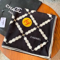 高级成衣系列~Chanel 【140双面同色丝绒披肩】 此系列谱写一曲自由轻灵的赞歌 本系列作品创新演绎品牌的风格符号 高级成衣系列~Chanel 【140双面同色丝绒披肩】 此系列谱写一曲自由轻灵的赞歌 本系列作品创新演绎品牌的风格符号