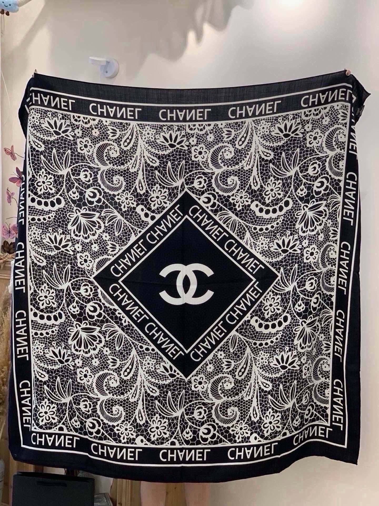 高级成衣系列～Chanel  【140双面同色丝绒披肩】 此系列谱写一曲自由轻灵的赞歌 本系列作品创新演绎品牌的风格符号