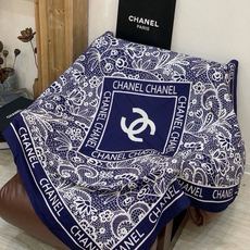 高级成衣系列~Chanel 【140双面同色丝绒披肩】 此系列谱写一曲自由轻灵的赞歌 本系列作品创新演绎品牌的风格符号 高级成衣系列~Chanel 【140双面同色丝绒披肩】 此系列谱写一曲自由轻灵的赞歌 本系列作品创新演绎品牌的风格符号