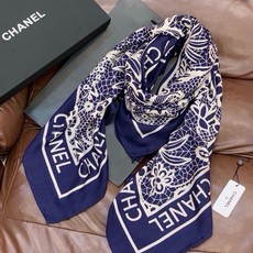 高级成衣系列~Chanel 【140双面同色丝绒披肩】 此系列谱写一曲自由轻灵的赞歌 本系列作品创新演绎品牌的风格符号 高级成衣系列~Chanel 【140双面同色丝绒披肩】 此系列谱写一曲自由轻灵的赞歌 本系列作品创新演绎品牌的风格符号