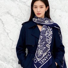 高级成衣系列~Chanel 【140双面同色丝绒披肩】 此系列谱写一曲自由轻灵的赞歌 本系列作品创新演绎品牌的风格符号 高级成衣系列~Chanel 【140双面同色丝绒披肩】 此系列谱写一曲自由轻灵的赞歌 本系列作品创新演绎品牌的风格符号