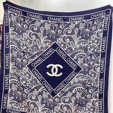 高级成衣系列~Chanel 【140双面同色丝绒披肩】 此系列谱写一曲自由轻灵的赞歌 本系列作品创新演绎品牌的风格符号 高级成衣系列~Chanel 【140双面同色丝绒披肩】 此系列谱写一曲自由轻灵的赞歌 本系列作品创新演绎品牌的风格符号