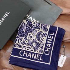 高级成衣系列~Chanel 【140双面同色丝绒披肩】 此系列谱写一曲自由轻灵的赞歌 本系列作品创新演绎品牌的风格符号 高级成衣系列~Chanel 【140双面同色丝绒披肩】 此系列谱写一曲自由轻灵的赞歌 本系列作品创新演绎品牌的风格符号