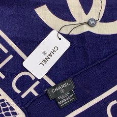 高级成衣系列~Chanel 【140双面同色丝绒披肩】 此系列谱写一曲自由轻灵的赞歌 本系列作品创新演绎品牌的风格符号 高级成衣系列~Chanel 【140双面同色丝绒披肩】 此系列谱写一曲自由轻灵的赞歌 本系列作品创新演绎品牌的风格符号