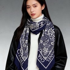 高级成衣系列~Chanel 【140双面同色丝绒披肩】 此系列谱写一曲自由轻灵的赞歌 本系列作品创新演绎品牌的风格符号 高级成衣系列~Chanel 【140双面同色丝绒披肩】 此系列谱写一曲自由轻灵的赞歌 本系列作品创新演绎品牌的风格符号