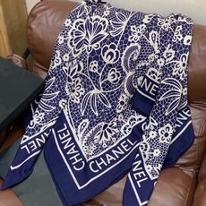 高级成衣系列~Chanel 【140双面同色丝绒披肩】 此系列谱写一曲自由轻灵的赞歌 本系列作品创新演绎品牌的风格符号 高级成衣系列~Chanel 【140双面同色丝绒披肩】 此系列谱写一曲自由轻灵的赞歌 本系列作品创新演绎品牌的风格符号
